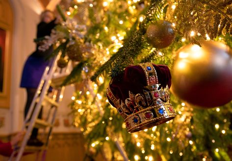 The 20-Ft Royal Christmas Tree at Windsor Castle Has the Most Perfect Detail (Fit for a Queen!) Inside Windsor Castle, Castle Christmas, Rule Britannia, Queen Mum, Royal Christmas, British Monarchy, Beautiful Christmas Trees, Windsor Castle, Blue Christmas