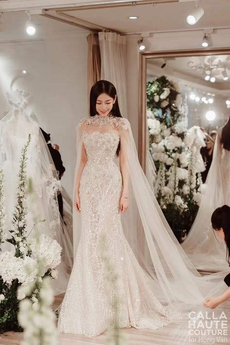 Singapore Wedding Dress, Lily Collins Wedding Dress, Korean Wedding Dress Elegant, Korean Wedding Dress Traditional, Korean Wedding Dress Gowns, Wedding Dress For Petite Women, Body Wedding Dress, Wedding Dress Asian, Wedding Dresses Asian