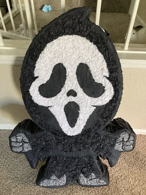 Scream Themed Sweet 16, Scream Themed Party Ideas, Horror Birthday Decorations, Scream Sweet 16, Ghost Face Decoration, Scream Movie Party Decorations, Ghost Face Decor, Scream Movie Themed Birthday Party, Ghost Face Party Decorations