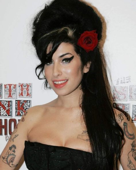 Amy Winehouse Makeup, Amy Aesthetic, Amy Winehouse Aesthetic, Chasing Amy, Amy Wine, Kiss Goodbye, Amazing Amy, Red Guitar, Fantasy Witch