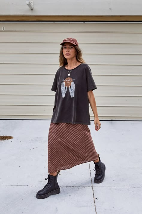 Travel Packing Outfits, Rok Midi, Plaid Midi Skirt, Estilo Hippy, Graphic Tee Outfits, Clothing Summer, Looks Street Style, Festival Looks, Brown Tones