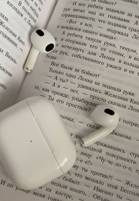 Air Pods Aesthetic, Airpods Aesthetic, Aesthetic Airpods, Apple Ecosystem, Apple Aesthetic, Apple Watch Fashion, Airpods Apple, Iphone Obsession, School Technology