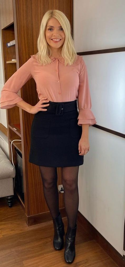 Holly Willoughby Leather Skirt, Holly Willoughby Style Casual, Holly Willoughby Hair, Holly Willoughby Style, Holly Willoughby Legs, Holly Willoughby Outfits, Teacher Attire, Secretary Outfits, Cute Work Outfits