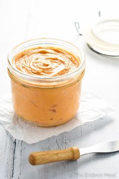 Crab Cake Sauce, Hot Honey Recipe, Sriracha Recipes, Flavored Butter Recipes, Flavored Butters, Compound Butters, Make Butter, Homemade Condiments, Flavored Butter