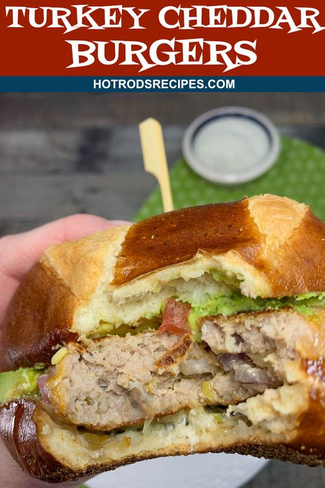 A simple but delicious Turkey Cheddar Burger recipe. Just a handful of simple ingredients is all you need for these tasty burgers. Cheddar Burgers Recipe, Gourmet Mac And Cheese, Cheddar Burger, Sriracha Aioli, Cheeseburger Recipe, Turkey Burger Recipes, Turkey Cheese, Red Onion Relish, Jalapeno Cheddar