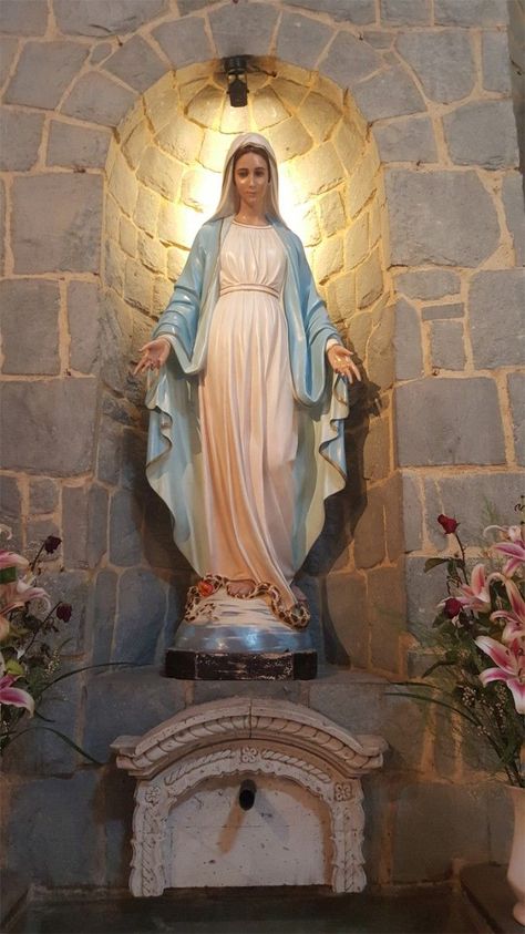 God Has Your Back, Virgin Mary Picture, Blessed Mother Statue, Virgin Mary Art, Mother Mary Images, Catholic Decor, Virgin Mary Statue, Images Of Mary, Religious Pictures