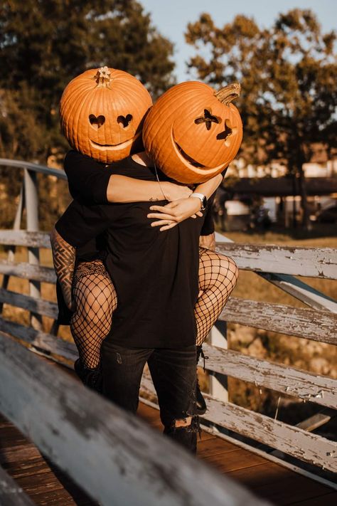 Spooky Photoshoot Ideas Couples Outdoor, Couples Halloween Photoshoot, Halloween Couple Photoshoot, Pumpkin Photo Shoot, Pumpkinhead Photoshoot, Pumpkin Couple, Pumpkin Shoot, Spooky Photo Shoot, Halloween Shooting