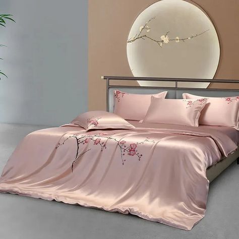 ✨ Transformez votre sommeil avec notre Parure en Soie 25MM de luxe! ✨ 🛌 25 mommes de soie 100% naturelle pour un confort suprême ✨ Drap-housse ajusté ou drap plat spacieux 😴 2 taies d'oreiller douces pour la peau & les cheveux 🌡️ Régulation thermique pour un confort toute l'année 🌿 Hypoallergénique, repousse les allergènes Profitez de notre offre spéciale à seulement 1.195€! 🌟 Lien direct: https://ssdlr.shop/l/025c035a Bedding Set Ideas, Draps Design, Designer Bed Sheets, Girls Bedding, Family Room Accent Chair, Designer Bed, Silk Bedding Set, Flower Bedding, Accent Chair Bedroom