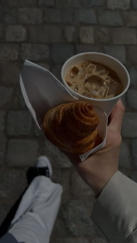 Coffee With Croissant, Coffee Croissant Aesthetic, Croissant And Coffee Aesthetic, Coffee And Croissants Aesthetic, Caffe Photo Ideas, Coffee Core Aesthetic, Lara Aesthetic, Croissant Aesthetic, Croissant And Coffee