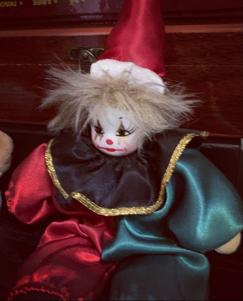 Antique Clown Doll, Porcelain Clown Dolls Vintage, Clown Doll Aesthetic, Clown Pfp Aesthetic, Clown Dolls Vintage, Clowns Aesthetic, Vintage Clown Art, Clowns Dolls, Porcelain Clown Dolls