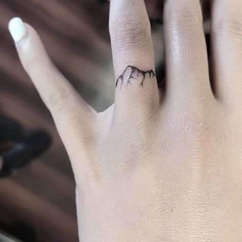 Mountain Range Finger Tattoo, Ring Tattoo Mountain, Mountain Finger Tattoos For Women, Mountain Tattoo On Finger, Finger Tattoos Mountain, Nature Finger Tattoos For Women, Couple Tree Tattoo, Unique Wedding Ring Tattoos, Mountain Hand Tattoo