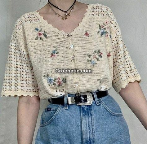 Classic Style Clothing Women, Plus Sized Cottage Core, Different Clothes Aesthetics, Modest Crochet Top, Embroidery On Crochet, Pola Top, Crochet Shapes, Crochet Lace Shirt, Grandma Style