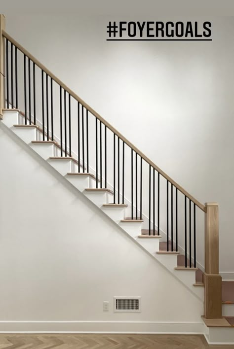 Ms Handrail Design, Ms Railing Design For Staircase, Ms Railing, Stairs Landing Ideas, Stairs Runners, Modern Staircase Railing, Internal Staircase, Eco Office, Entrance Stairs