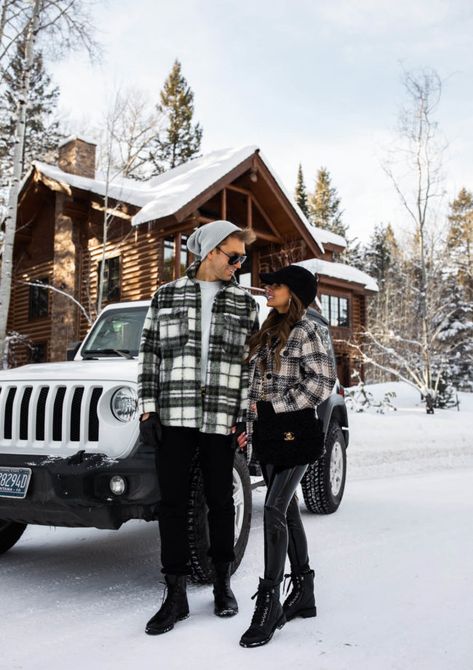 Couple Winter Outfits, Outfit Pareja, Shacket Outfit Women, Chanel Combat Boots, Winter Couple Pictures, Ski Ideas, Holiday Family Photos, Shacket Outfit, Outfit Couple