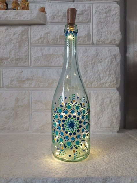 Dot Painting On Bottles, Bottle Mandala Art, Mandala Dots On Bottles, Dot Mandala On Bottle, Mandala Art In Bottle, Mandala Bottle Painting Designs, Mandala Wine Bottle, Dotted Mandala Art On Bottle, Wine Bottle With Lights