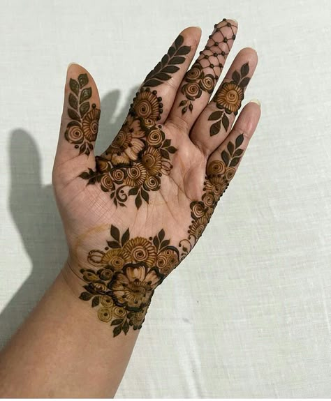 Aesthetic Mendhi Designs For Front Hand, Mehedi Degins Simple Aesthetic, Mehandi Designs For Palm, Mehedi Degins, New Henna Designs, Palm Mehndi, Henna Designs Back, Palm Mehndi Design, Front Mehndi Design