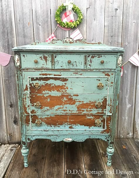 D.D.'s Cottage and Design: Chippy Goodness in a Dresser Chippy Painted Furniture, Milk Paint Furniture, Dresser Painted, Blue Dresser, Miss Mustard Seed, Miss Mustard Seeds, Shabby Chic Dresser, Mustard Seeds, Peeling Paint