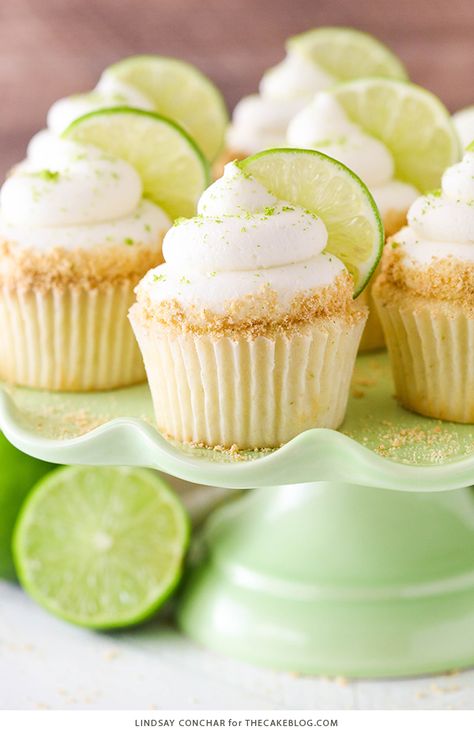 Keylime Cupcake, Lime Frosting, Key Lime Cupcakes, Fruit Cupcakes, Fluffy Cupcakes, Lime Cupcakes, Cakes Decor, Spring Cupcakes, Biscuits Graham