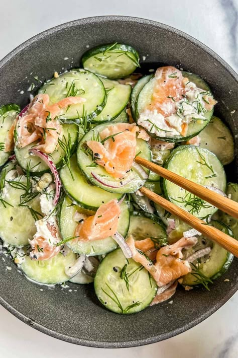 This tasty entire cucumber salad with smoked salmon, everything bagel seasoning, and cream cheese is a fantastic dish! Cucumber And Salmon Salad, Smoked Salmon Meal Prep, Cucumber Salad Salmon, Smoked Salmon Recipes Lunch, Smoked Salmon Cucumber Salad, Salmon Cucumber Salad, Salmon Everything Bagel, Smoked Salmon Bowl, Pickled Snacks