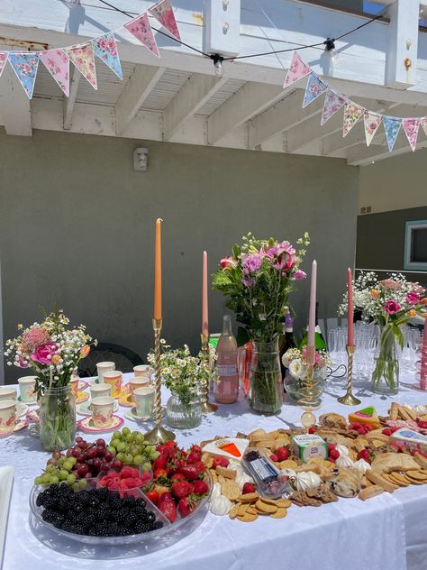 Host Lunch Ideas, Backyard Table Ideas Party, Birthday Floral Decorations, Birthday Lunch Aesthetic, Garden Birthday Party Food, Backyard Garden Party Ideas, Garden Party 21st Birthday, Flower Themed Dinner Party, Garden Party Appetizers