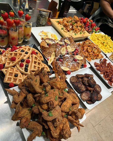 Caterer Aesthetic, Senior Brunch Ideas, Birthday Brunch Food Ideas, Brunch Ideas Wedding, Brunch Platters, Brunch At Home Ideas, Breakfast Ideas Black People, At Home Brunch Ideas, Catered Brunch