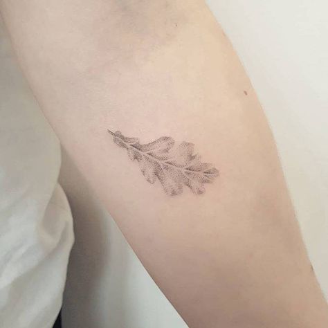 Oak Tree Leaves Tattoo, Oak Leaf Tattoo For Women, Detailed Leaf Tattoo, Fine Line Oak Leaf Tattoo, Oak Leaf Tattoo Design, Oak Tattoo Tree, White Oak Leaf Tattoo, Tattoo Oak Leaf, Oak Tree Leaf Tattoo