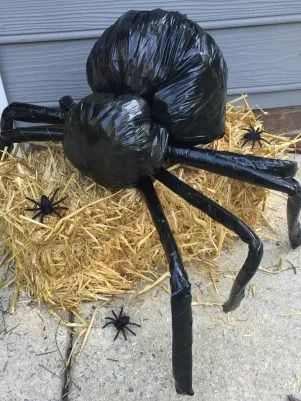 Giant DIY Halloween Spider - The Craft Crib Diy Halloween Spider, Dekorasi Halloween, Halloween Diy Outdoor, Halloween Spider Decorations, Halloween Outside, Spider Decorations, Easy Diy Halloween Decorations, Casa Halloween, Homemade Halloween Decorations