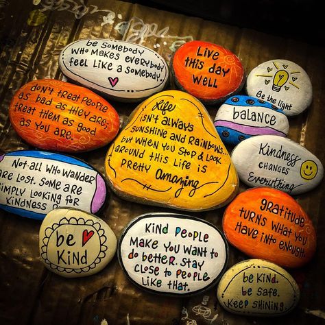 KINDNESS rocks CATSKILL 🎨❤️ on Instagram: “Be somebody who makes everybody feel like a somebody . . . #kindnessrockscatskill #thekindnessrocksproject #kindnessrocks #arteveryday…” Kindness Rock Garden, Madhubani Designs, Painted Stones Ideas, Rock Games, Kindness Projects, Rocks Painted, Stone Art Painting, Painted Rocks Kids, Cute Inspirational Quotes