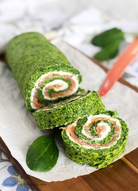 This colorful and delicious appetizer starts with a quick spinach cake, creamy filling and smoked salmon. Simple and easy, it can be made ahead of time and it’s perfect for any occasion. Salmon Roulade, Spinach Roll Ups, Spinach Cake, Terrine Recipe, Spinach Rolls, Salmon Roll, Serbian Food, Salmon Spinach, Smoked Salmon Recipes