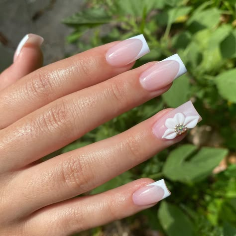 White French Tip Acrylic Nails With Flower, Medium French Tip Acrylic Nails With 3d Flowers, White Nail Designs Flower, White Flower Nails Short, Simple Quince Nails Short, Purple And White Nails Acrylic Short, Flower Nail Ideas Acrylic, 3d Flower Nails With French Tip, Quinceañera Nails Short