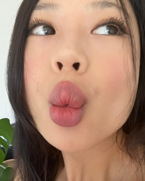 Iris Huang, Pic Ideas, Makeup Inspo, Pretty People, Makeup Looks, A Woman, Lips, Make Up, Instagram Photos