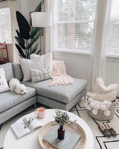 How Successful Women Evaluate Themselves and Keep Their Goals Challenging #theeverygirl Light Grey Couch, Furnitur Ruang Keluarga, Grey Couch, Trendy Living Rooms, Room Deco, Living Room Scandinavian, Indie Room, Successful Women, Living Room Inspo