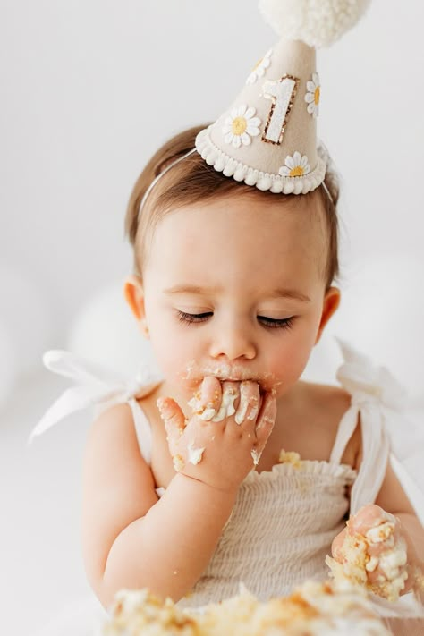 1st Birthday Cake Photoshoot, Cake Smash Birthday Photo Shoot, 1 Yo Photoshoot, First Birthday Cake Photoshoot, 1st Year Birthday Photoshoot, Outside 1 Year Photoshoot, 1st Birthday Party Photography, 1year Baby Photoshoot Ideas, 1st Birthday Party Photoshoot