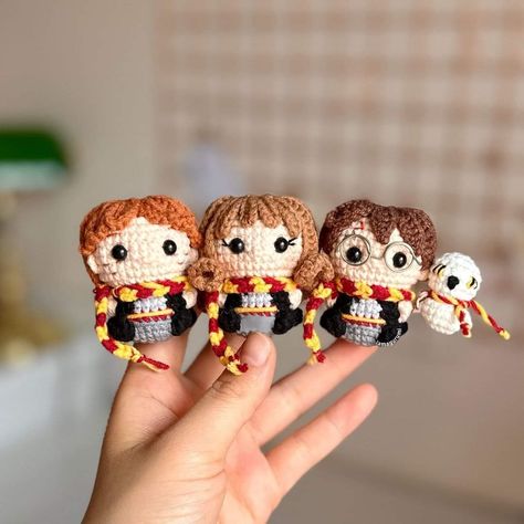 How To Crochet Harry Potter, Crochet Harry Potter Keychain Pattern Free, Crochet Hermione Granger, Harry Potter Yarn, Harry Potter Crochet Amigurumi, Crochet Hedwig Pattern Free, Harry Potter Crochet Ideas, Crochet Hedwig, Crochet Patterns Harry Potter