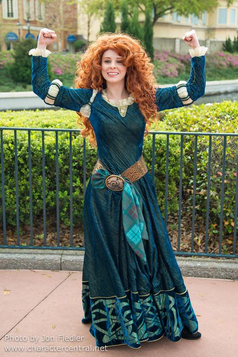 Merida Costume, Brave Characters, Merida Cosplay, Disney Princess Merida, Winter Cloak, Pictures Of Princesses, Cosplay Disney, Princess Merida, Disney Brave