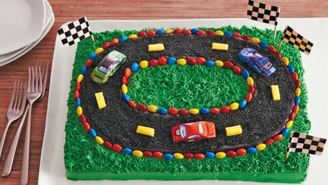 Impress your guests by being sporty! Make this delectable racetrack sheet cake by using Betty Crocker™ Super Moist™ yellow cake mix and frosting - dessert decorated by candies and chocolate cars. Cake With Cars, Race Track Cake, Chocolate Car, Bolo Hot Wheels, Betty Crocker Cake Mix, 4de Verjaardag, Betty Crocker Cake, Race Car Cakes, Car Cakes