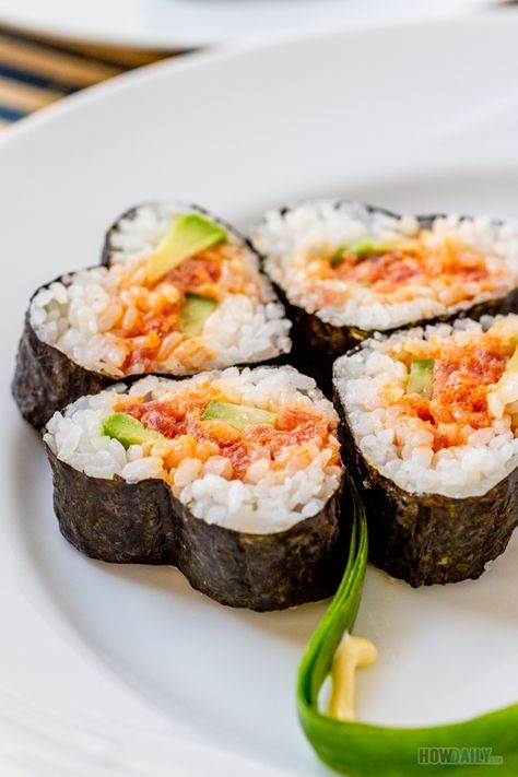 Heart-shaped dynamite roll Dynamite Sauce, Dynamite Roll, Best Sushi Rolls, Tuna Roll, Sushi Roll Recipes, Types Of Sushi, Spicy Mayo, Best Sushi, Sushi Roll