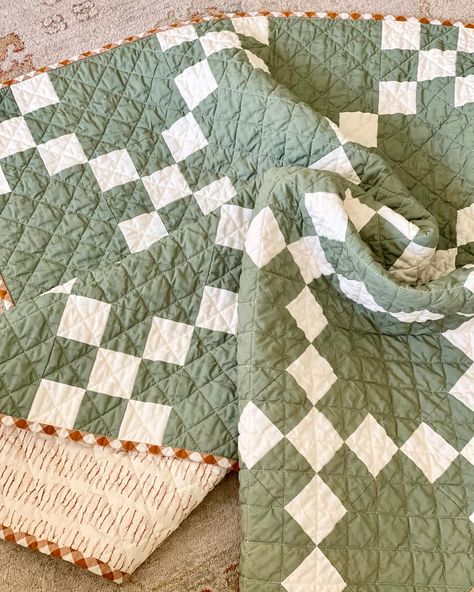 Allison • Peony Pedal Quilts | She’s all washed and crinkled and ready for tummy time 🥰 Pattern: Irish Chain quilt free tutorial on @jozmakesquilts blog Quilt top... | Instagram Sage Green Quilt Patterns, Solid Color Quilt Patterns, Green And White Quilt, Checkered Quilt Pattern, Green Quilts Ideas, Scrappy Irish Chain Quilt, Double Irish Chain Quilt Pattern, Green And White Quilts, Sage Green Quilt