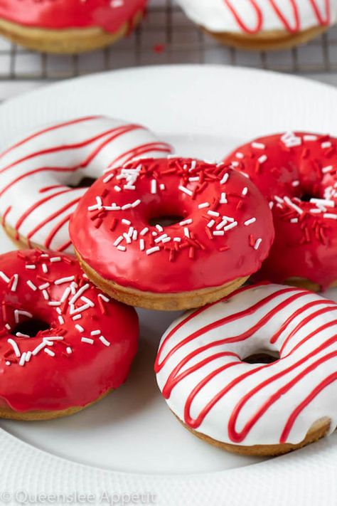 Canada Day Party, Donut Batter, Christmas Donuts, Red Things, Sweetened Whipped Cream, Marvel Wall, Dessert Aux Fruits, Festive Desserts, All Things Red