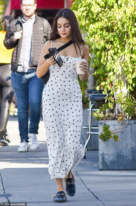 Vanessa Hudgens Street Style, Loafers Street Style, Vanessa Hudgens Outfits, Estilo Vanessa Hudgens, Street Style Autumn, Newly Single, Vanessa Hudgens Style, Oscars Party, Coffee Run