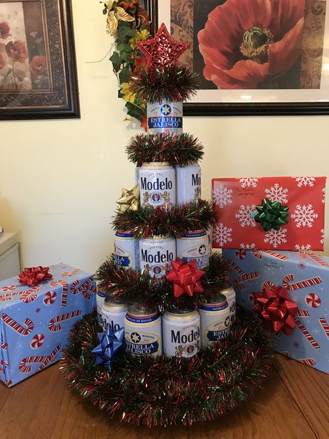 Beer Christmas Gift Ideas, Beer Themed Christmas Tree, Beer Can Christmas Tree, Beer Christmas Tree, Can Christmas Tree, Elf Themed Christmas Party, Merry Friendsmas, Beer Christmas Gifts, Ideas Decoracion Navidad