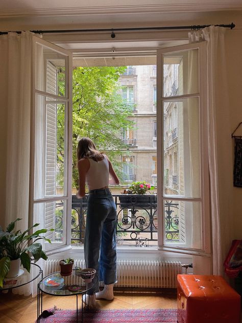 Apartment Barcelona, Barcelona House, Living In Barcelona, Madrid Aesthetic, Barcelona Aesthetic, Rome Apartment, Madrid Apartment, Milan Apartment, Spain Aesthetic