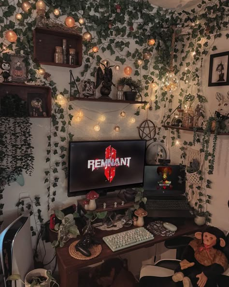 Skyrim Room Ideas, Fairycore Office Ideas, Forest Desk Aesthetic, Spooky Gaming Room, Witchy Gamer Room, Fairycore Pc Setup, Earth Tone Gaming Setup, Gothic Computer Setup, Goth Computer Setup