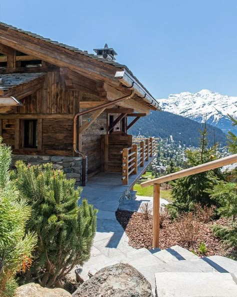 Mountain Chalet Exterior, Chalet Architecture, Chalet Exterior, Switzerland House, Small Chalet, Alpine Architecture, Alpine Chalet, Chalet Design, Mountain Chalet