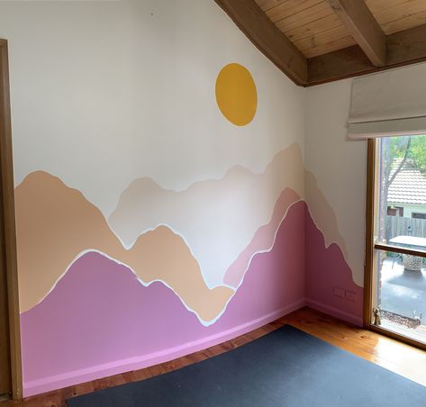 Cool Wall Murals Bedroom, Corner Mural Ideas, Daycare Wall Murals, Simple Diy Wall Mural, Easy Bedroom Mural, Kids Playroom Mural Ideas, Simple Nursery Mural, Bedroom Murals Painted, Playroom Wall Painting