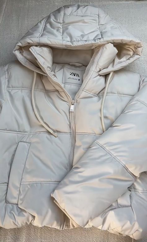 Cream Jacket, Party Women, Fits Clothes, Cute Jackets, Winter Fits, Cute Everyday Outfits, Fashion Mistakes, White Jacket, Style Streetwear