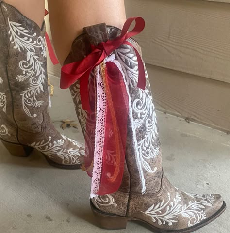 red, cowboy boots, ribbon and game day!! Cute Cowgirl Boots, Game Day Fits, Cowboy Like Me, Cowboy Aesthetic, Day Fits, Cowgirl Aesthetic, Zach Bryan, Country Concert Outfit, Vintage Americana