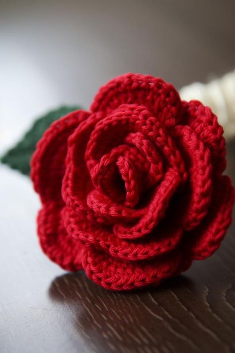 Diy Crochet Rose, Free Crochet Rose Pattern, Crochet Zig Zag, Diy Crochet Flowers, Crochet Rose Pattern, Granny Square Crochet Patterns Free, Crochet Flowers Easy, Popular Crochet, Crochet Flowers Free Pattern