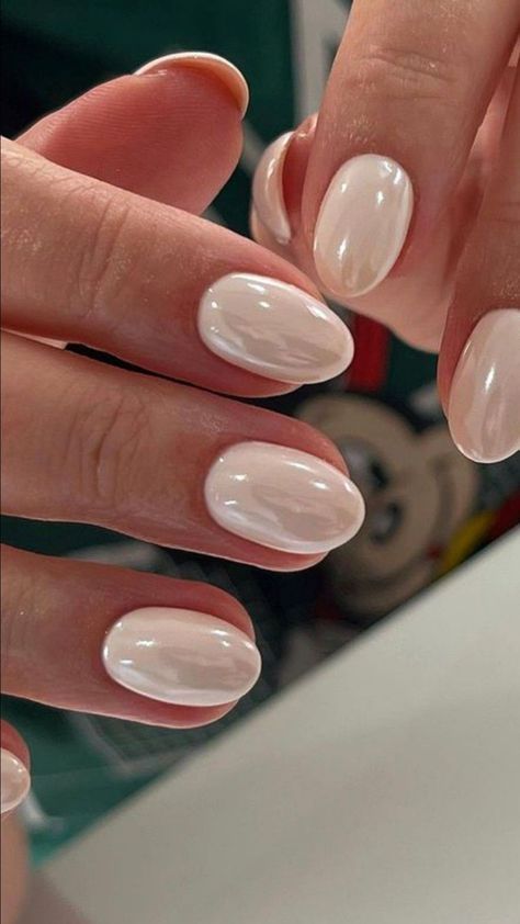 White Chrome Pedicure, Natural Look Nails, Winter Nail Trends, Luxury Nail Art, Short Oval Nails, Oval Nails Designs, White Chrome Nails, Pink Chrome Nails, Simple Fall Nails