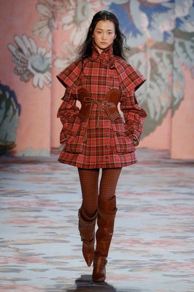 Zimmermann Fall 2018 Ready-to-Wear collection, runway looks, beauty, models, and reviews. Plaid Aesthetic, Nostalgic Fashion, Tartan Fashion, Fashion Week 2018, Oc Board, Trendy Dress, Plaid Fashion, Winter Mode, Fashion Show Collection